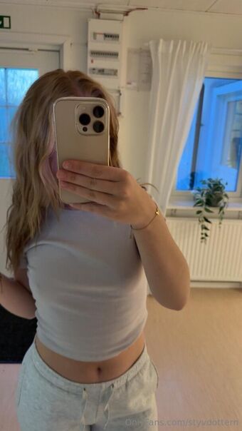styvdottern Alastonkuvavuotoja OnlyFansista 2