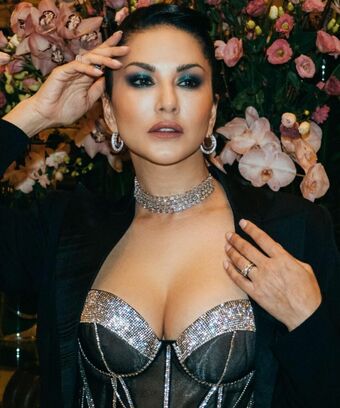 Sunnyleone Alastonkuvavuotoja OnlyFansista 17