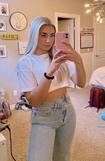 Tavia Alastonkuvavuotoja OnlyFansista 17