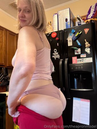 theapronmodel Alastonkuvavuotoja OnlyFansista 1