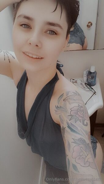 theyuesystem Alastonkuvavuotoja OnlyFansista 18