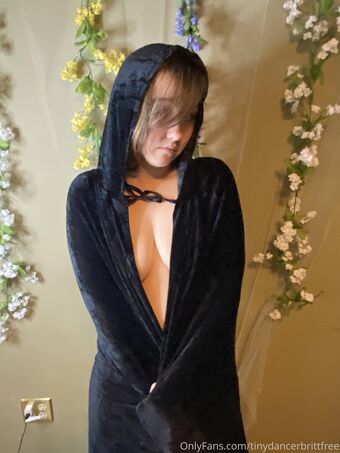 tinydancerbrittfree Alastonkuvavuotoja OnlyFansista 34
