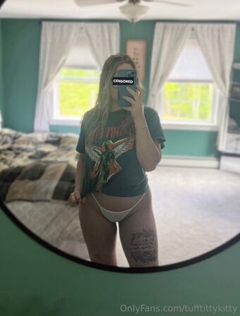 tufftittykitty Alastonkuvavuotoja OnlyFansista 24