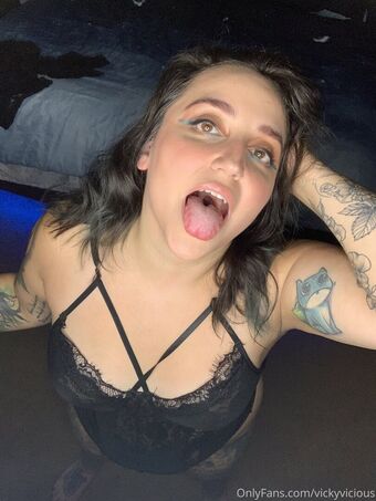vickyvicious Alastonkuvavuotoja OnlyFansista 18