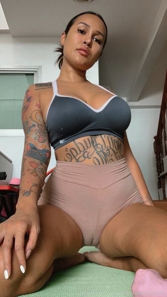 yourbadassbabe Alastonkuvavuotoja OnlyFansista 2