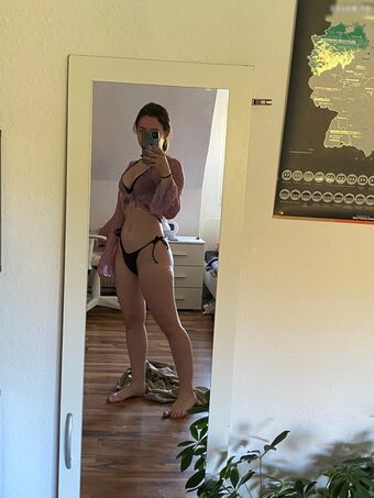 Zarahchan Alastonkuvavuotoja OnlyFansista 30