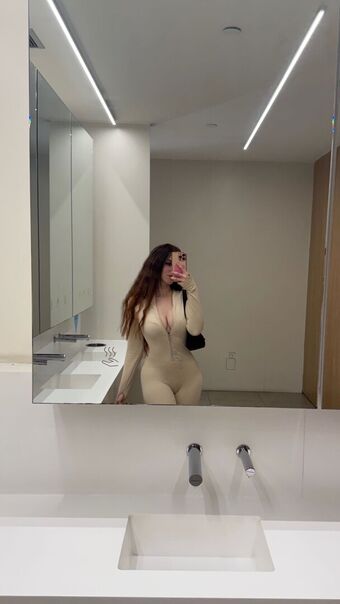 Zeling Alastonkuvavuotoja OnlyFansista 23