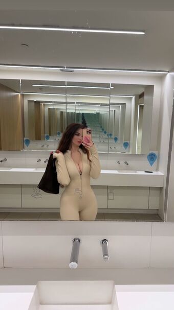 Zeling Alastonkuvavuotoja OnlyFansista 24